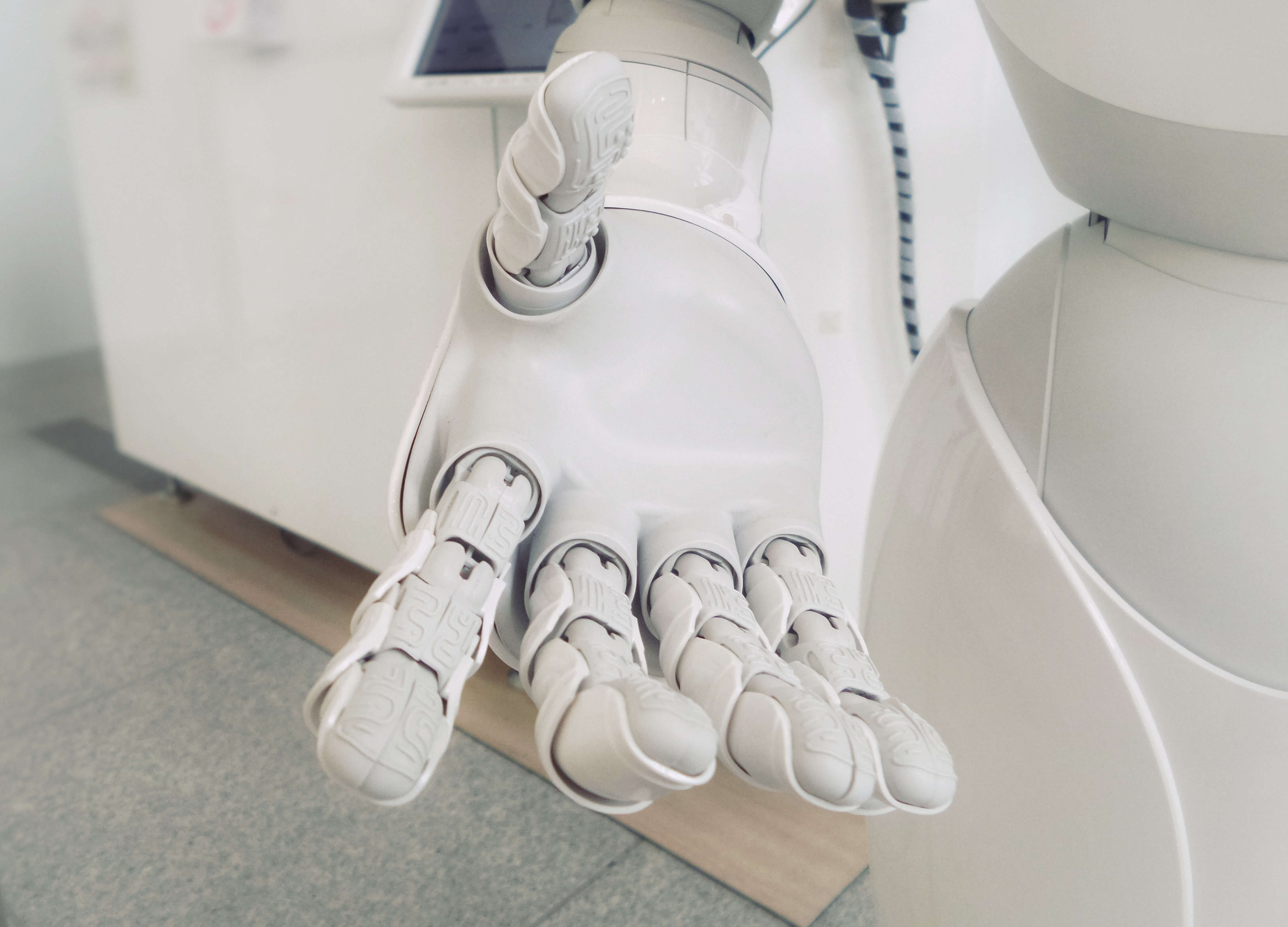 Main de robot intelligent. La main du robot est tendue vers quelqu'un.