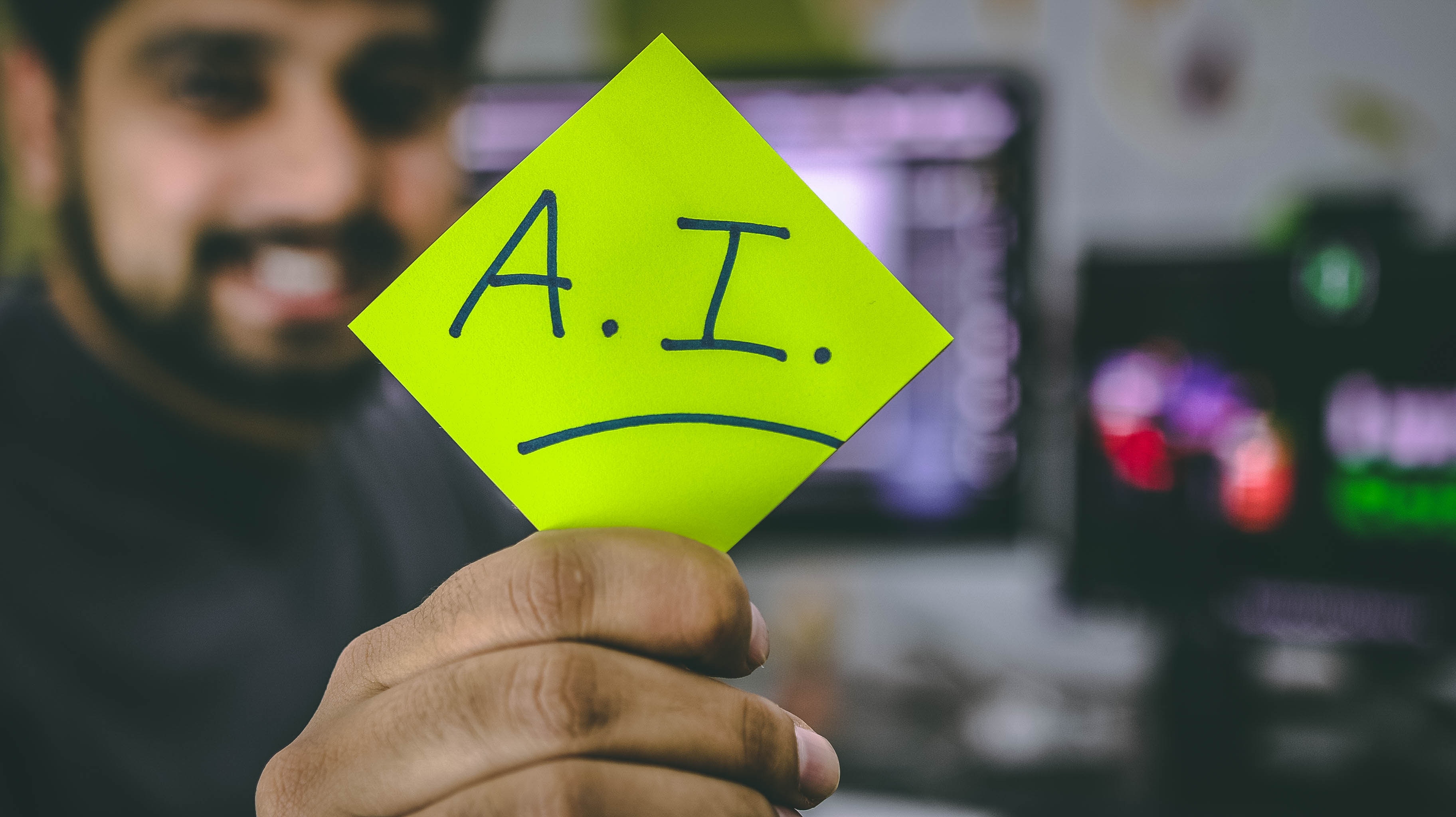 Personne tenant post-it intelligence artificielle IA