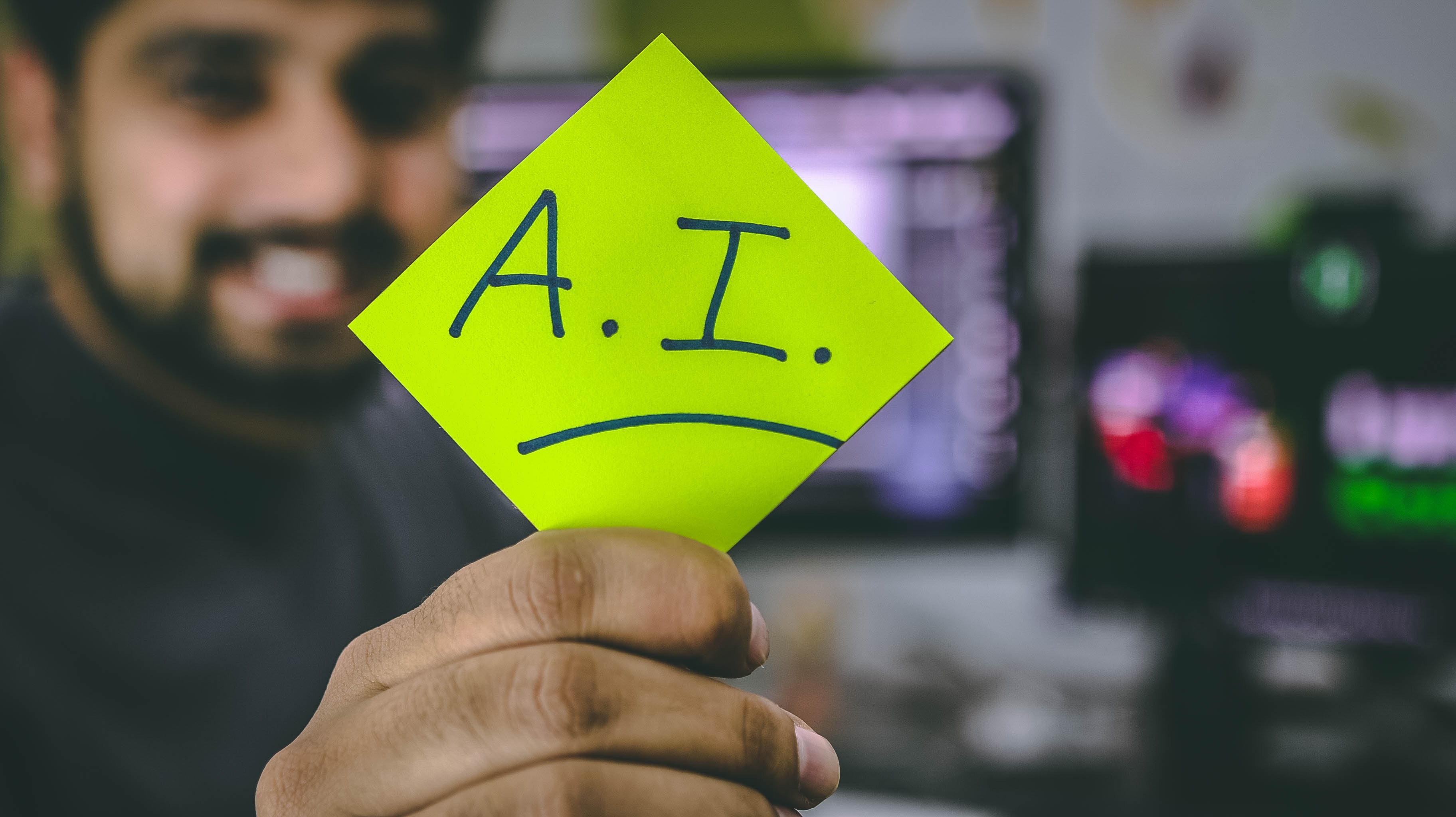 Personne tenant post-it intelligence artificielle